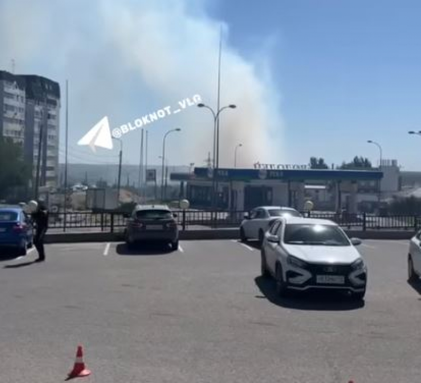 Пожар на две тысячи квадратов потушили возле «Ленты» в Волгограде 