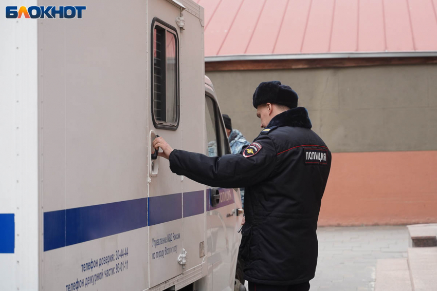 Разорвали селезенку, сломали ребра, требовали деньги: липовых полицейских задержали в центре Волгограда