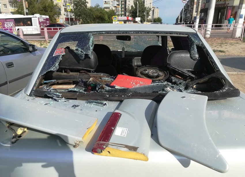 17-летняя волгоградка отобрала у бомжа бадик и разбила припаркованную у магазина Lada 