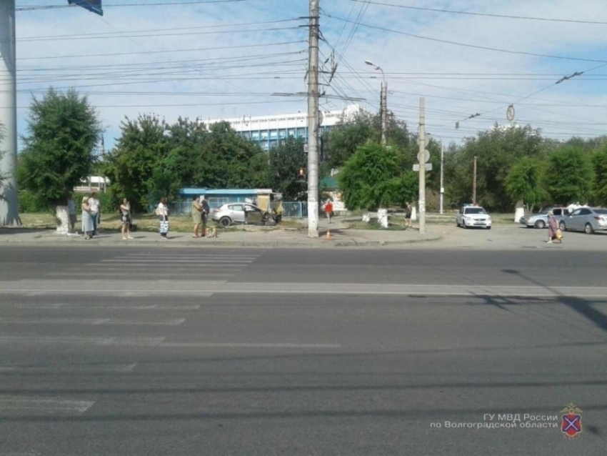 Водитель на Renault протаранил столб в Волгограде: погиб пассажир