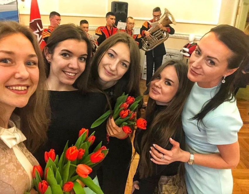Олимпийскую чемпионку из Волгограда поздравили с 8 марта под звуки духового оркестра