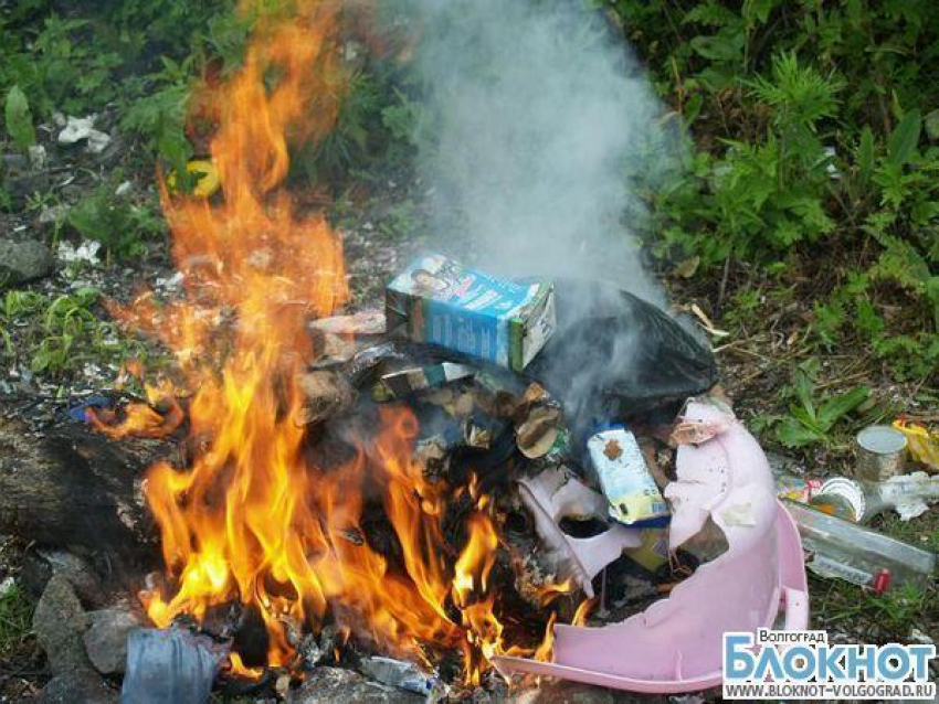 В пригороде Волгограда горит мусорная свалка