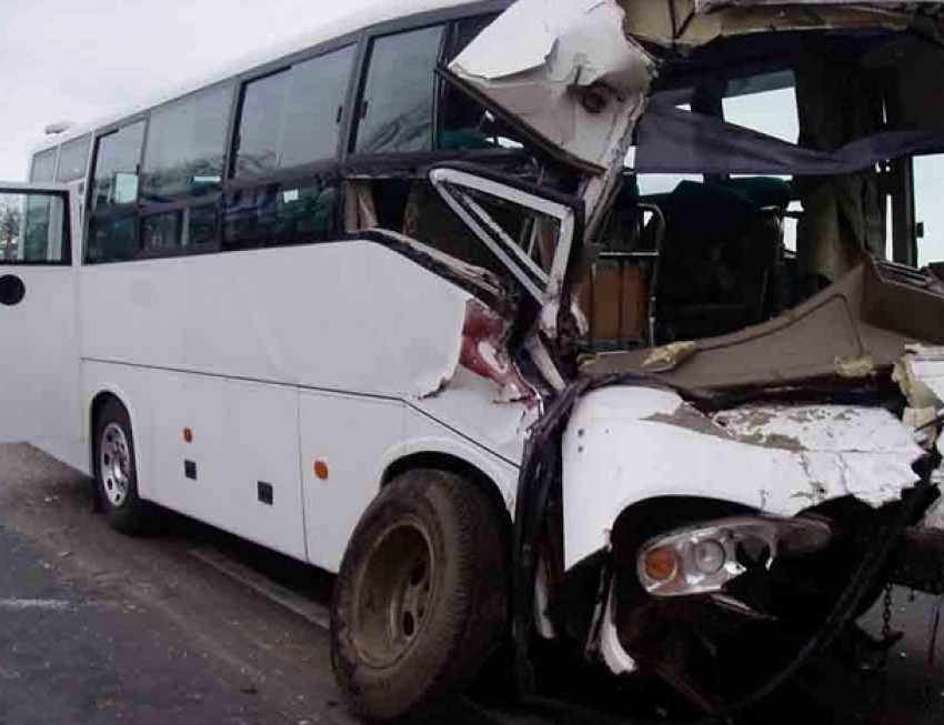 Дети пострадали в столкновении пассажирского автобуса и маршрутки на трассе в Волгоградской области
