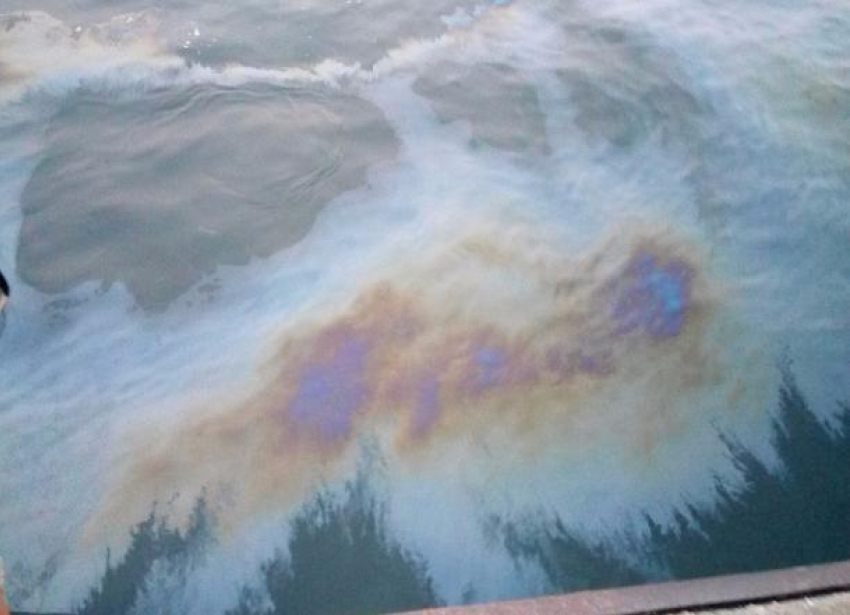 Волгоградцы обнаружили на Волге пятно нефтепродуктов