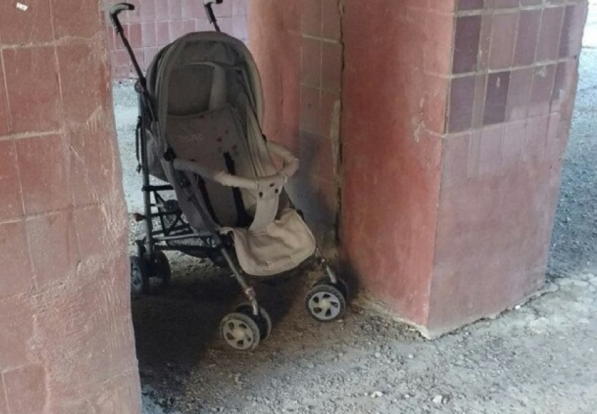 Воры-проказники утащили детскую коляску и спрятали в центре Волгограда