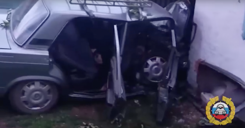 "Семерка» вылетела с дороги и врезалась в гараж: волгоградка погибла