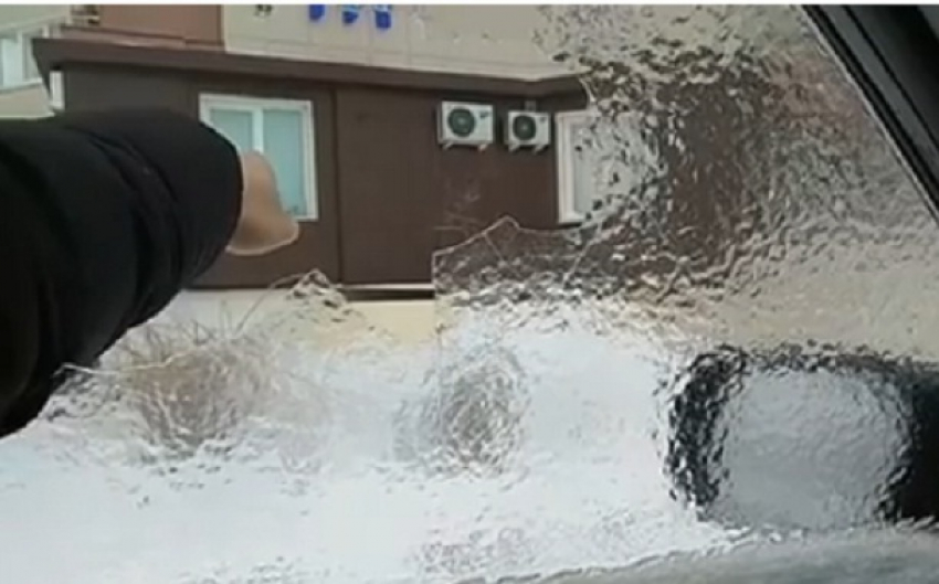 Волгоградец показал на видео природную ледяную тонировку