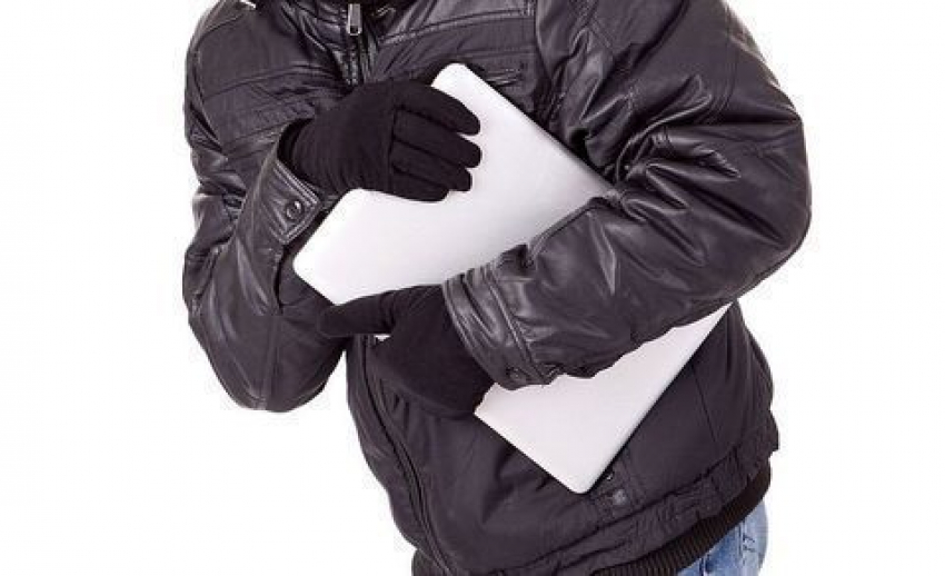 На севере Волгограда мужчина украл у дочери ноутбук и драгоценности