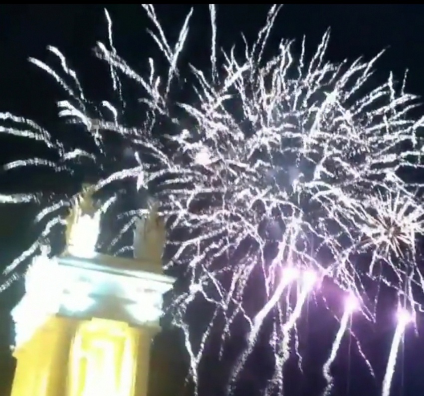 В Волгограде прогремели праздничные салюты: видео