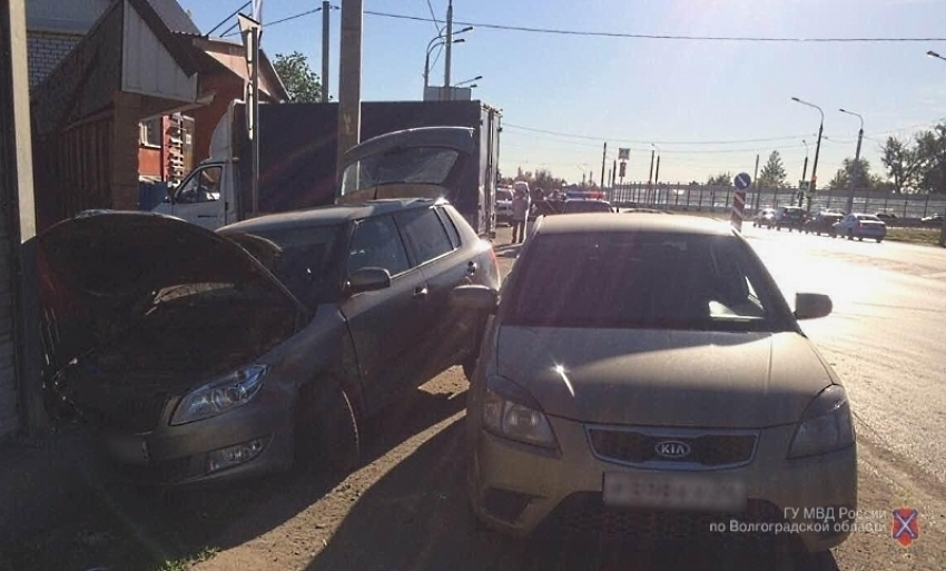 Водитель грузовой «Газели» устроил тройное ДТП под Волгоградом: пострадал 4-летний пассажир 