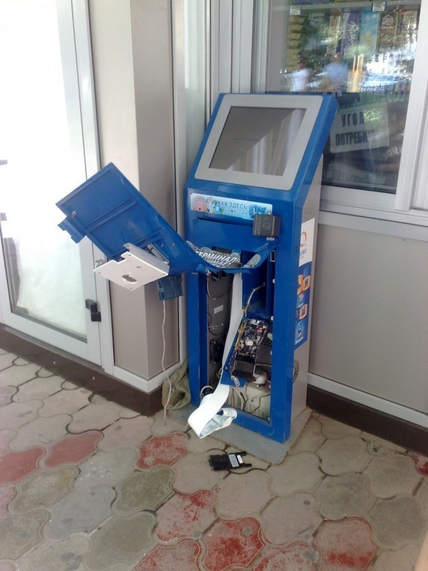 Под Волгоградом подростки ограбили платежный терминал