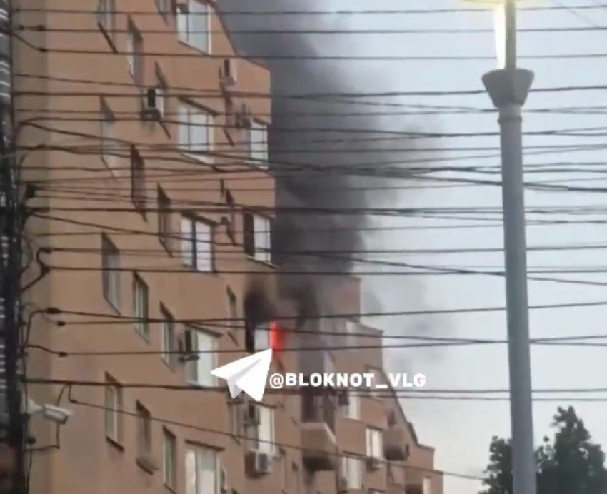 Полыхающую квартиру на СХИ сняли на видео в Волгограде