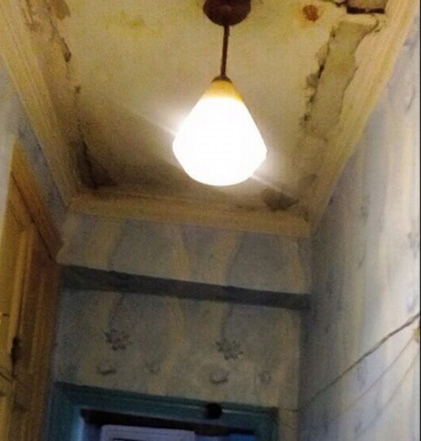 В Волгограде снова обвалился потолок в общежитии