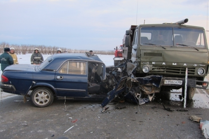 Под Волгоградом астраханец на «Волге» врезался в КамАЗ: есть пострадавшие
