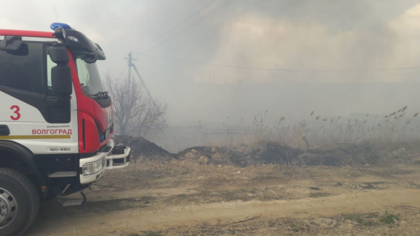 Крупный пожар тушат на Ангарском в Волгограде