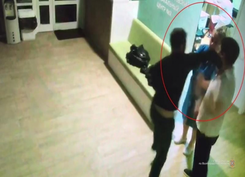Избивший в перинатальном центре Волгограда врача и медсестру оказался ранее судимым за мошенничество