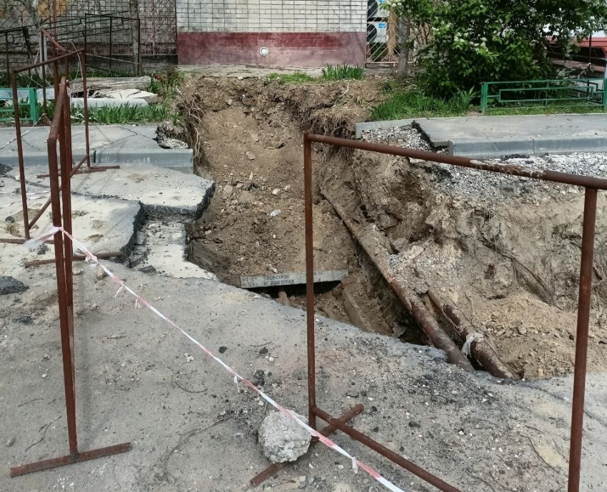 Двор на Спартановке парализовали коммунальные раскопки 