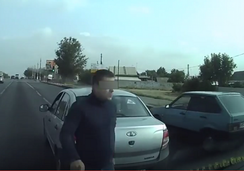 ﻿На видео попали дорожные разборки трех водителей в Волгограде