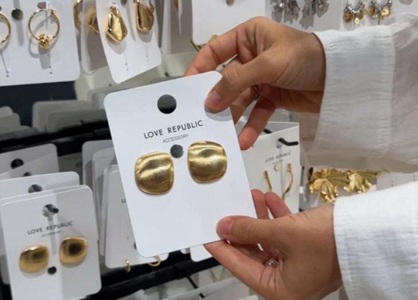 Яркие украшения из 90-х или сдержанный олдмани? На чьей стороне ты?