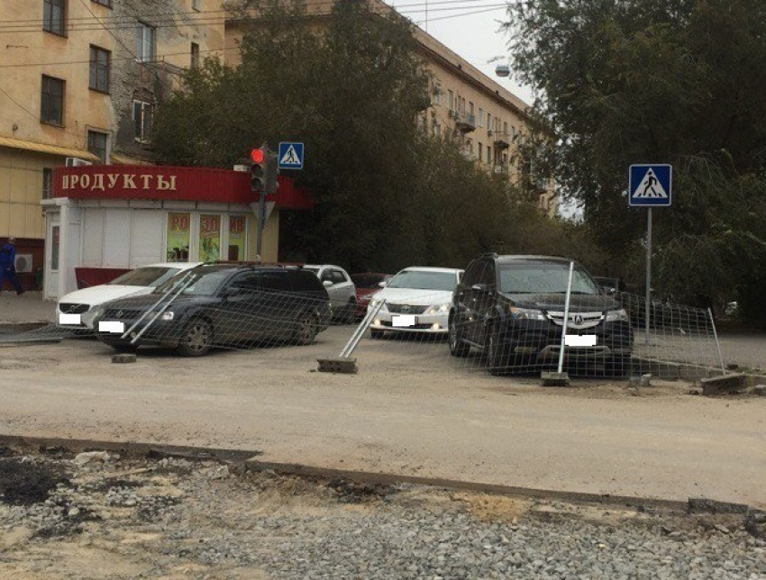 Ремонтное ограждение упало на припаркованные автомобили в центре Волгограда