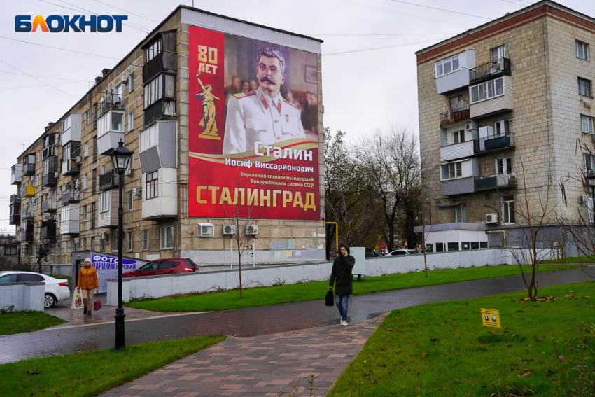 Как к приезду Путина: разруху Волгограда срочно прикрывают баннерами за 3,2 миллиона рублей