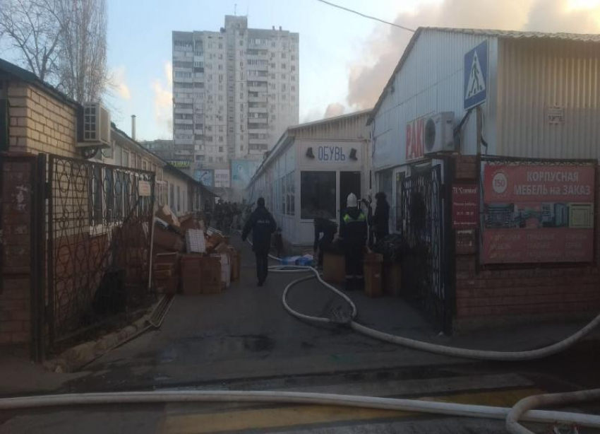 Торговый ряд полыхает на рынке «Олимпия» в Волгограде: пожарные ломают крыши