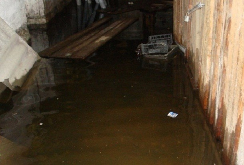 Стали известны подробности гибели волгоградца в затопленном подвале многоэтажки