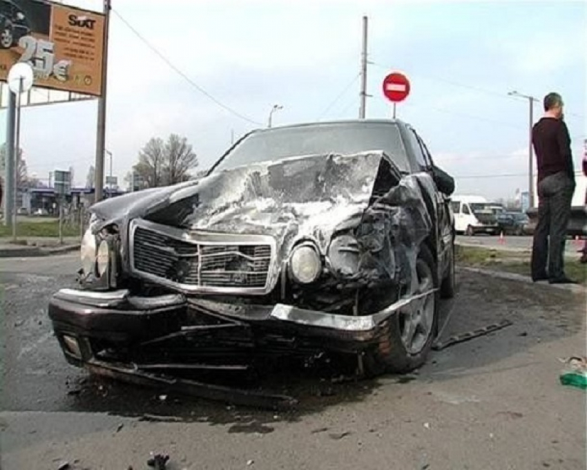 Девушка на ВАЗе протаранила Mercedes-Benz на севере Волгограда