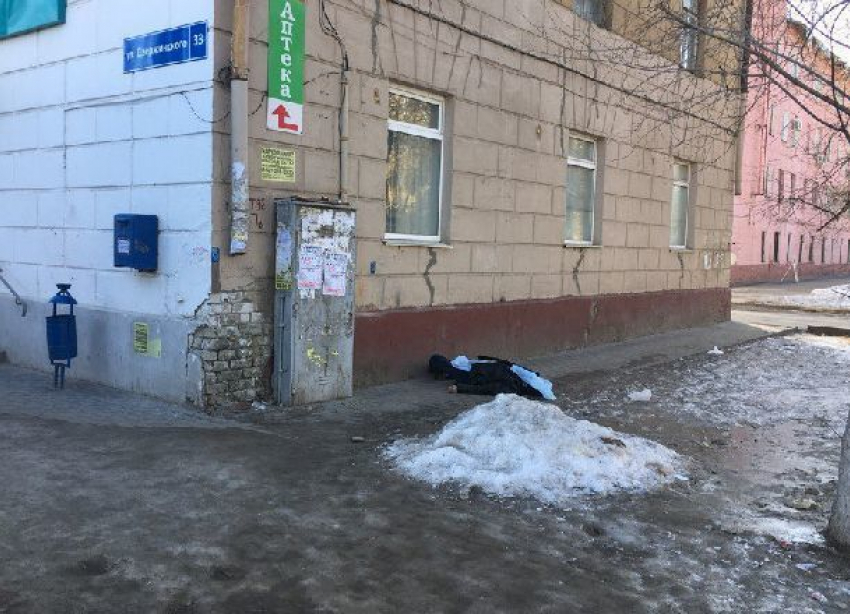 Прохожие обнаружили труп возле жилого дома на севере Волгограда