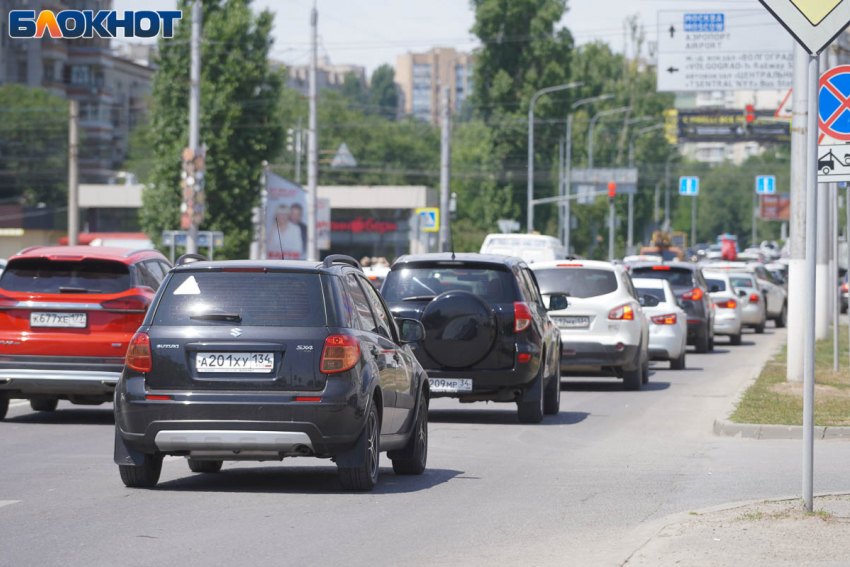 "Мы точно часть Великого шелкового пути?": волгоградские дороги признали одними из худших в России 