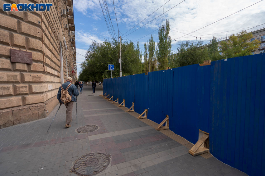 В Волгограде на автомобиль рухнул бетон со стены жилого дома: владелец засудил УК