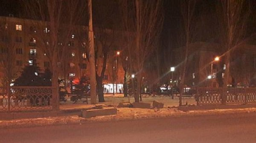 Внедорожник разрушил бетонную ограду в центре Волгограда 