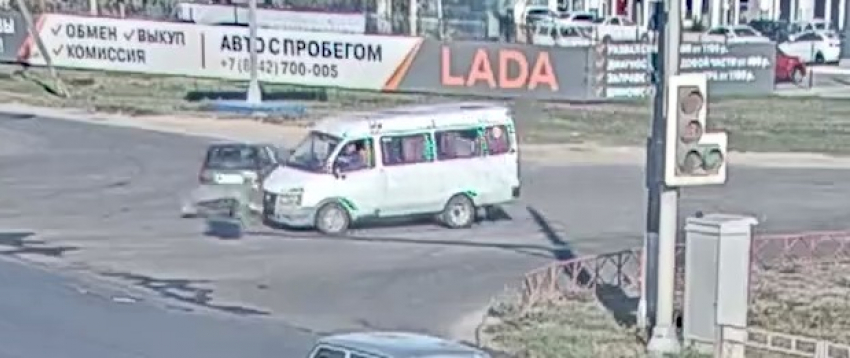 "Дамская машинка» перевернулась в ДТП с маршруткой в Волгограде: шок-видео 