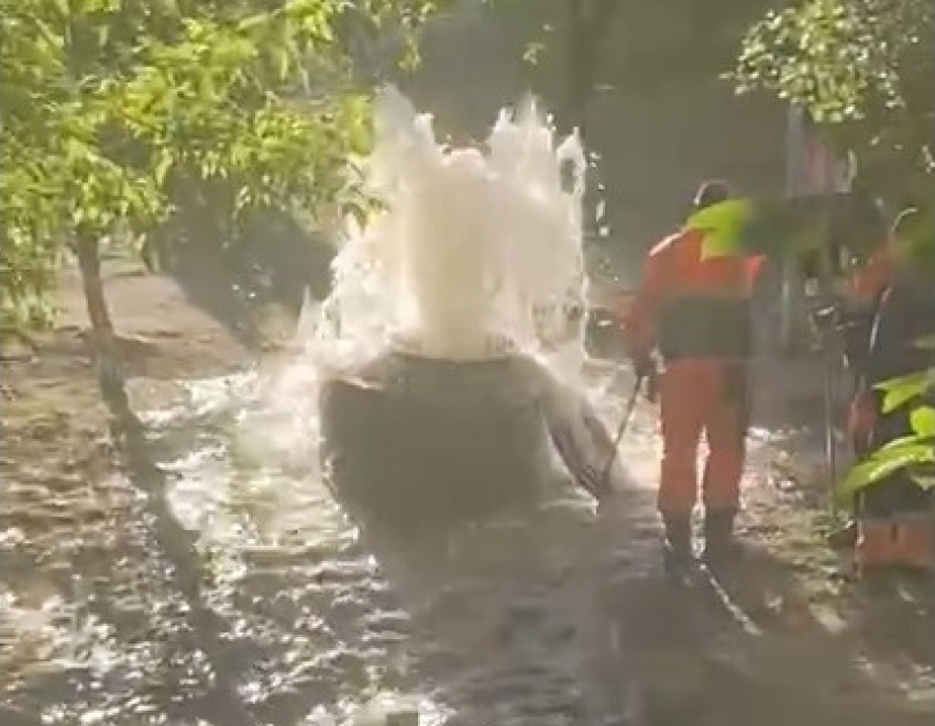 Фонтан-гигант забил в жилом дворе в Волгограде – видео