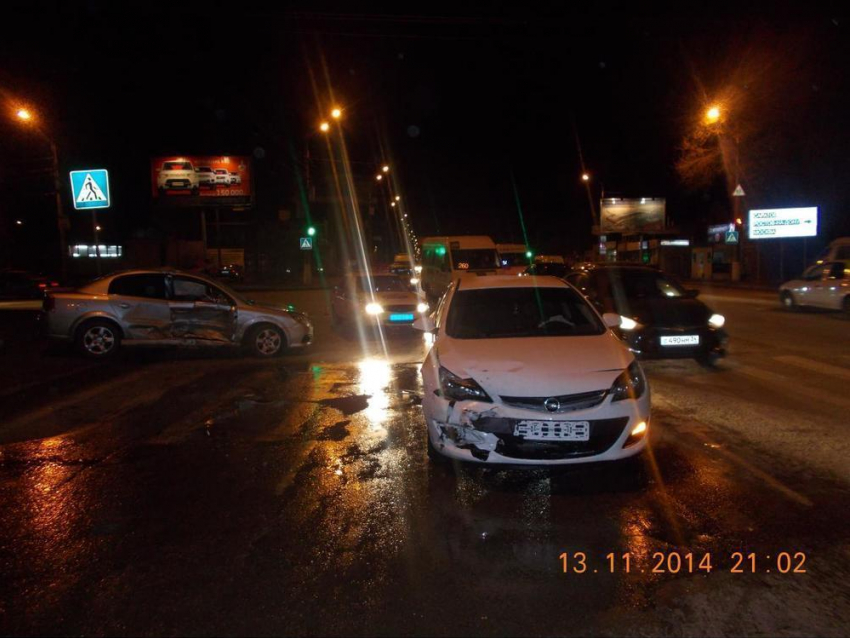 В Волгограде в ДТП столкнулись два автомобиля Opel: есть пострадавшие