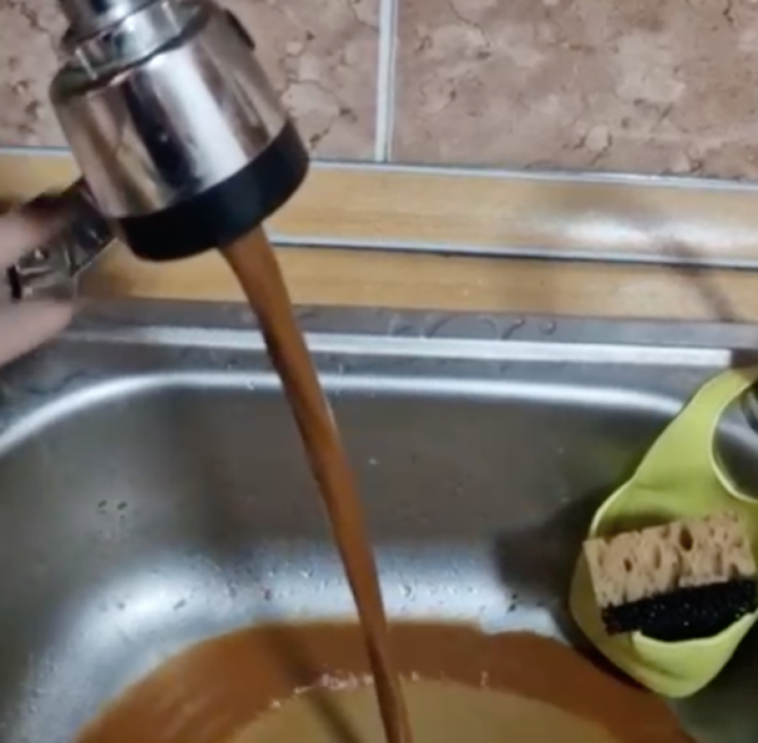 "Кофеек из-под крана": вода жуткого цвета полилась в 9-этажке на юге Волгограда 