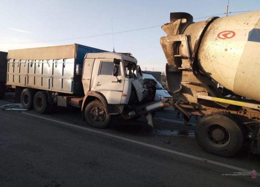 Лихач на КамАЗе врезался в бетономешалку под Волгоградом