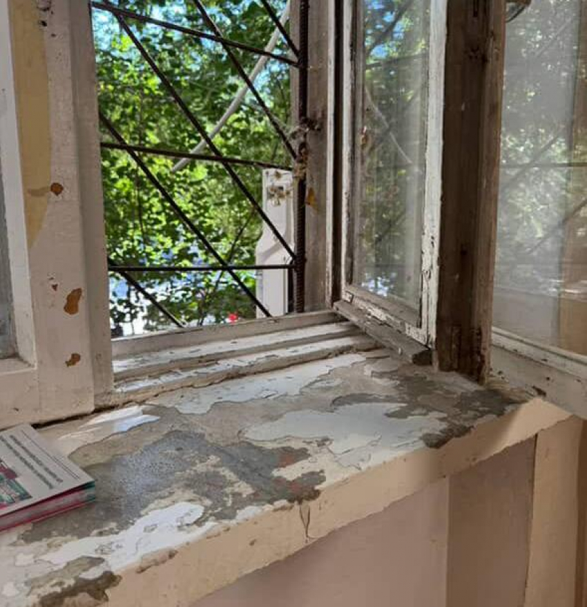 «Дефекты не влияют на качество медпомощи»: облздрав объяснился за пошарпанную поликлинику Волгограда 