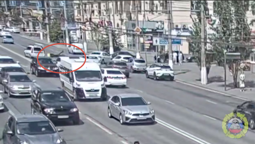 Таксист уберег от смерти доставщика в шок-ДТП в центре Волгограда 