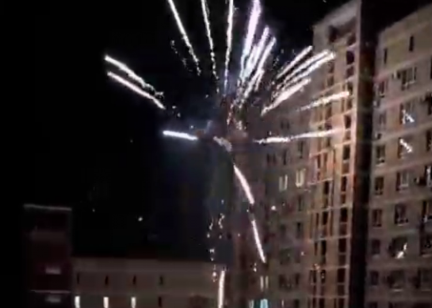 Фейерверк запустили ночью под окнами ЖК в Волгограде: «Вы вообще ***»