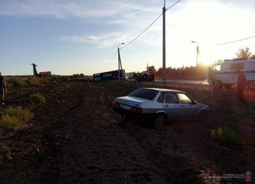 Водитель без прав под Волгоградом обогнал машину и попал в смертельный занос с КамАЗом: двое погибли