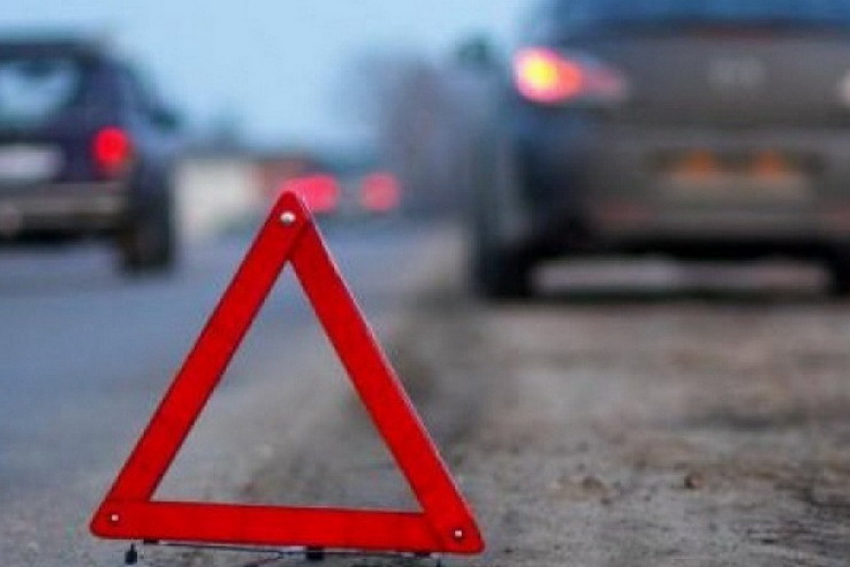 Авария автобуса «Питеравто» и легковушки остановила троллейбусы в центре Волгограда