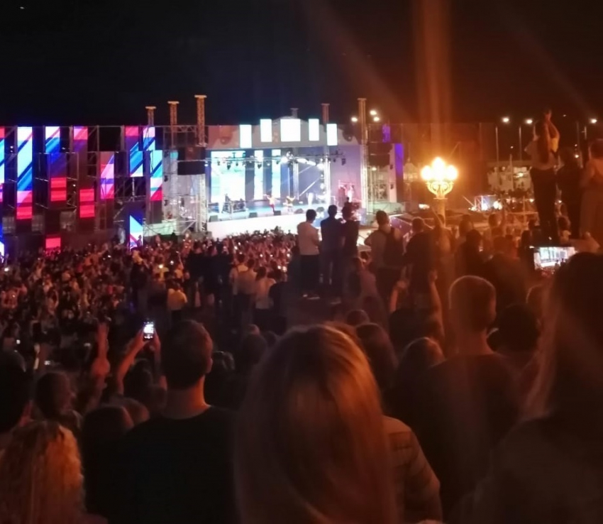 Многотысячная толпа в Волгограде спела хиты вместе с Niletto на видео