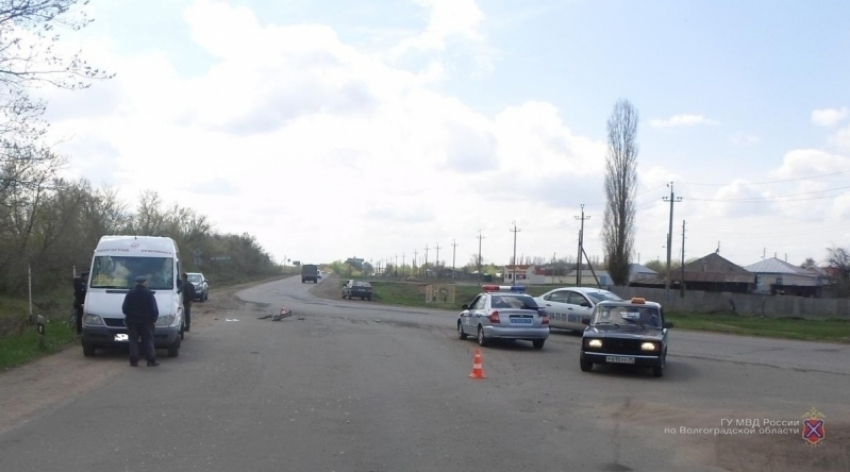 В Волгоградской области велосипедиста раздавил микроавтобус Mercedes-Benz