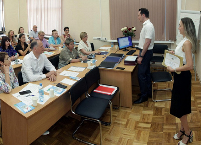 Наличие специалистов. Занятие в вузе. Обучение в университете. Подготовка специалистов. Фотосессия выпускников медицинских вузов.