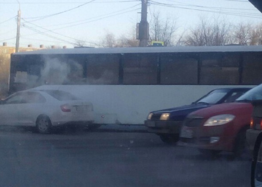 ДТП с пассажирским автобусом произошло в утренний час пик на севере Волгограда