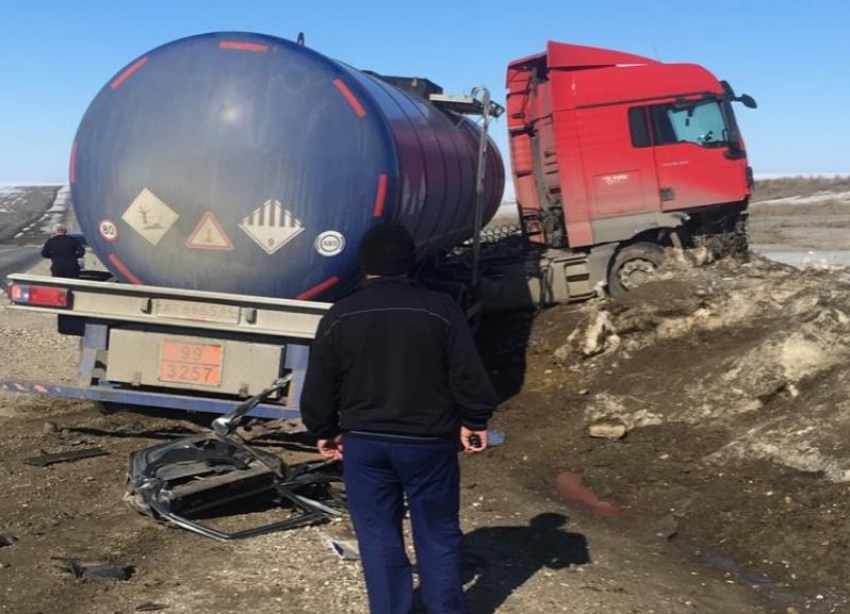 Водитель и пассажир ВАЗа чудом выжили в жутком ДТП с автоцистерной в Волгоградской области