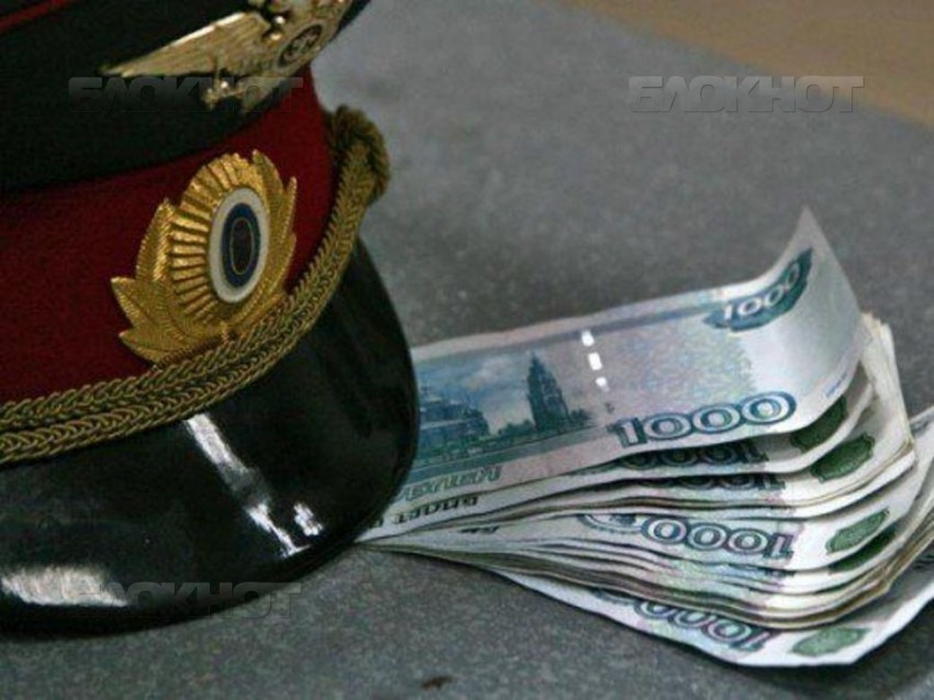 Экс-полицейский пойдет под суд в Волгограде за взятку в 700 тысяч с УК