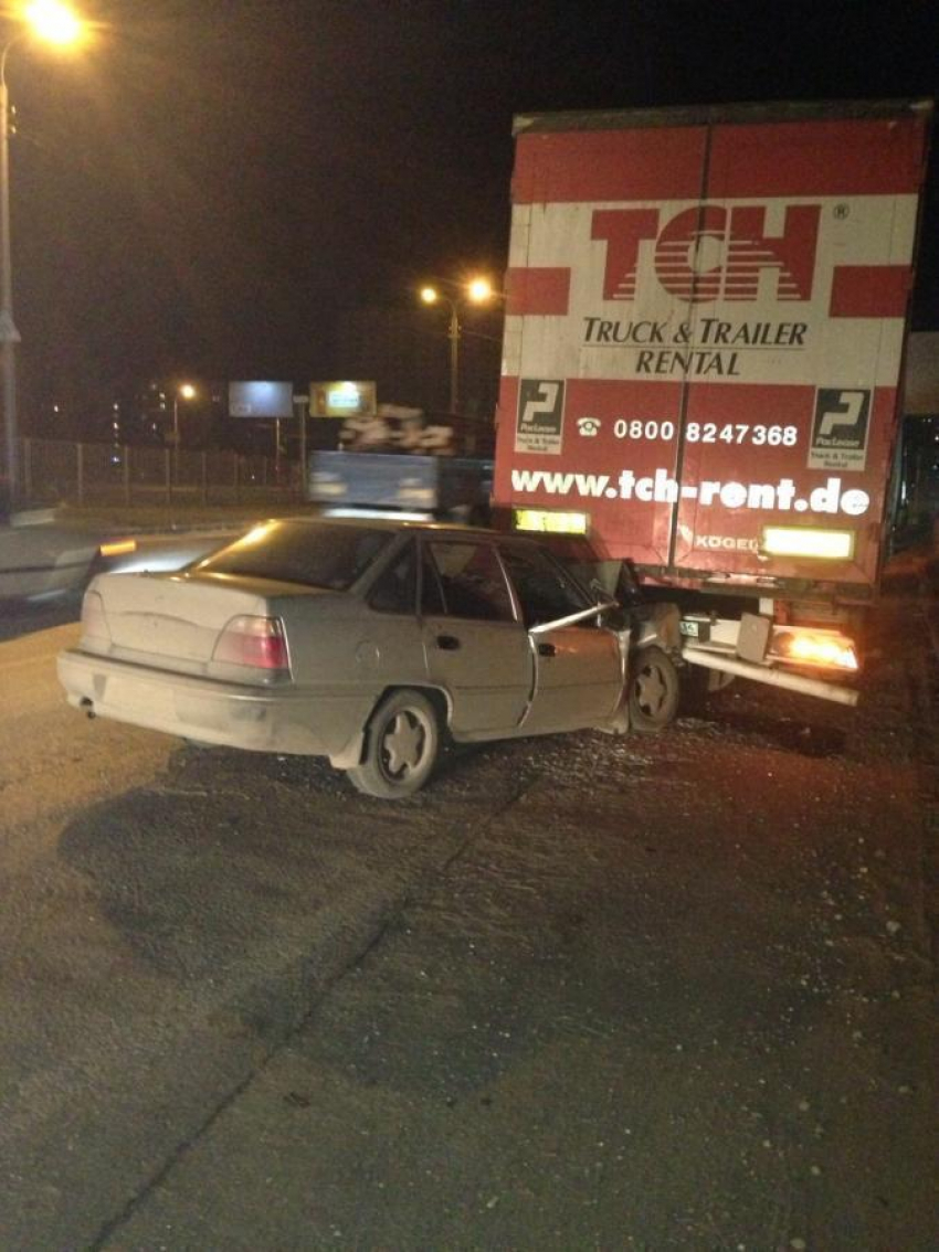 В Волгограде в ДТП грузовика и Daewoo пострадал 31-летний водитель