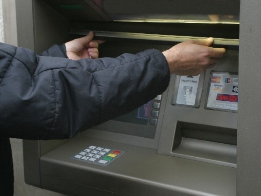 В Волгограде преступники ограбили в супермаркете банкомат 